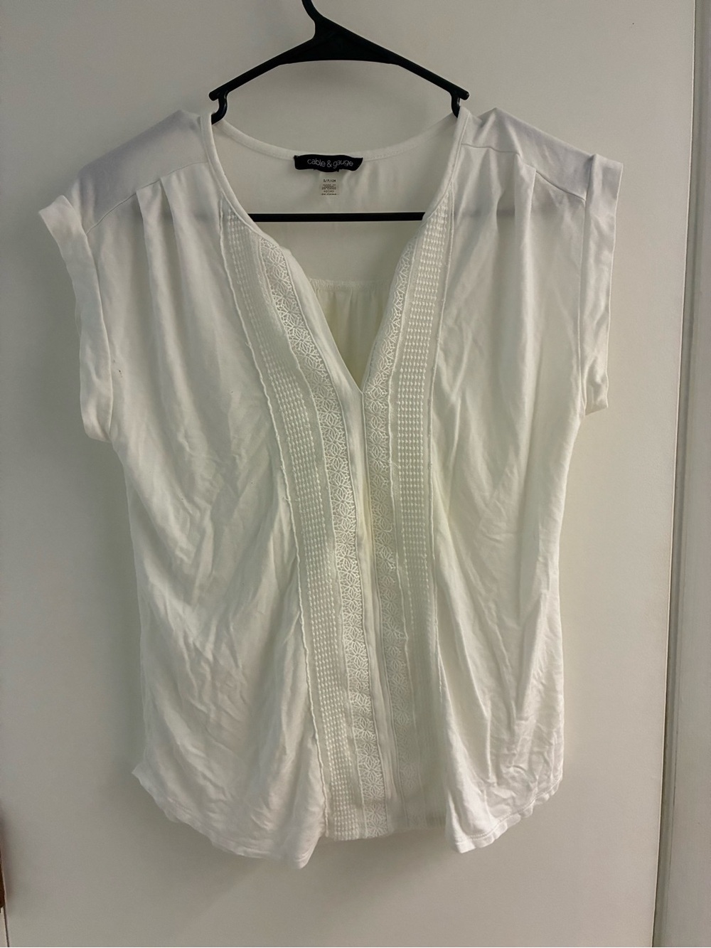Cable & Gauge White Embroidered V-Neck Blouse